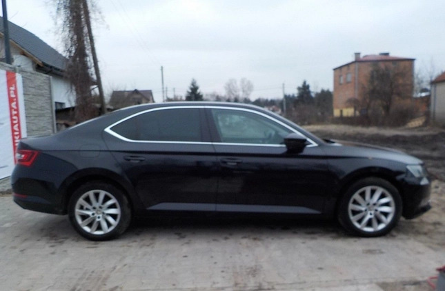 Skoda Superb cena 37900 przebieg: 405193, rok produkcji 2017 z Krynki małe 407